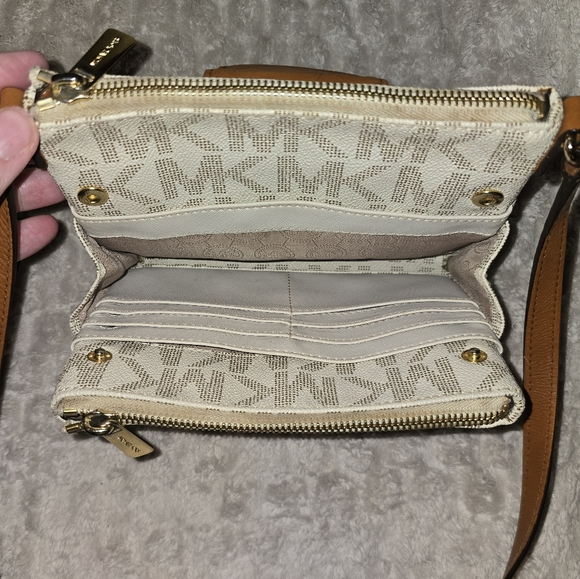 Michael Kors Fulton Crossbody - Vanilla Monogram Euc - Picture 12 of 16